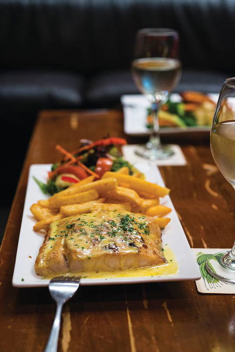 Dolly’s Bar & The Hibiscus Tavern - Restaurant Darwin 0