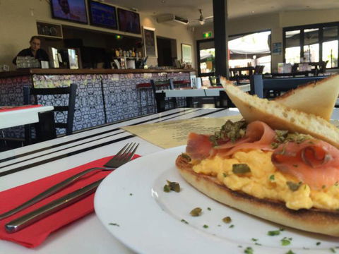 Dolly’s Bar & The Hibiscus Tavern - Restaurant Darwin 2