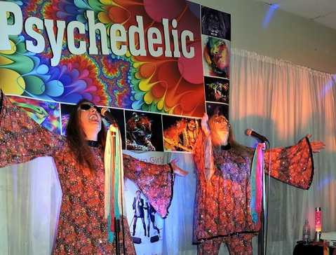 Psychedelic 70s Show The Retro Girls - Restaurant Darwin 0