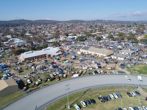 Wagga Swap Meet Run By  Classic And Historic Automobile Club Of Australia - Wagga Wagga Region - Restaurant Darwin 0