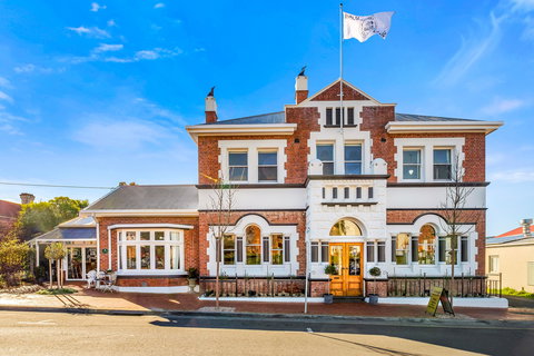 Cygnet Old Bank Cafe - Restaurant Darwin 0