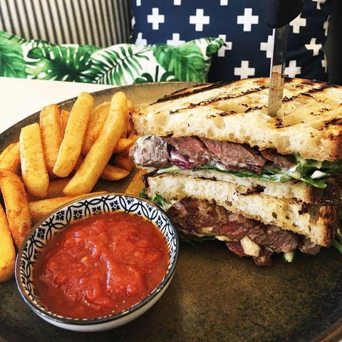 Four Saints - Espresso & Kitchen - Restaurant Darwin 0