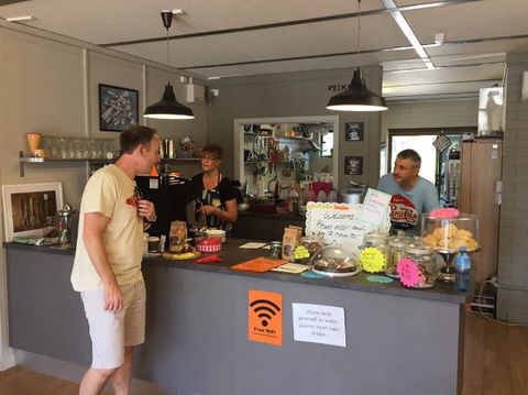 Pickers Cafe & Collectables - Restaurant Darwin 0