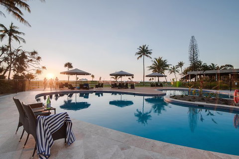 Tangalooma Island Resort Whale Watching Day Cruise With Dolphin Feeding - Restaurant Darwin 4